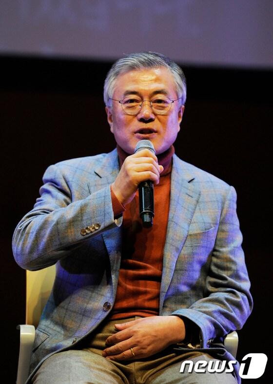 본문 이미지 - 문재인 민주당 의원이 27일 오후 부산 부경대학교 대학극장에서 열린 대선 회고록 '1219, 끝이 시작이다' 북콘서트에 참석해 인사말을 하고 있다. 문 의원은 지난 14일 서울 강남 코엑스 오디토리움에서 열린 북콘서트에서 '2017년엔 그 염원을 반드시 이뤄낼 수 있도록 함께 다시 시작하자는 말을 하고 싶다'며 2017년 대권 재도전 의사를 공식화한 바 있다.2013.12.27/뉴스1 © News1 김영래 기자