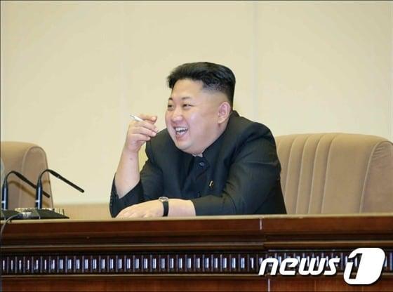 본문 이미지 - 김정은 북한 노동당 제1비서가 인민군 초병대회 참석자들이 펼친 격술훈련을 참관하며 담배를 피고 있다. 김 제1비서의 흡연 장면이 공개된 것은 처음이 아니나 노동당 기관지 노동신문은 28일 이 사진을 1면에 실어 공개해 눈길을 끌었다. &#40;사진 : 노동신문&#41; © News1  