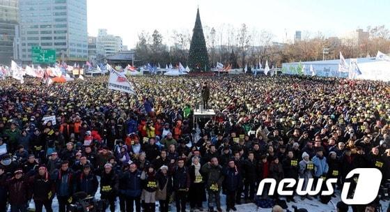 본문 이미지 - 28일 오후 서울시청 앞 서울광장에서 열린 '민영화 저지, 노동탄압 분쇄, 철도파업 승리 민주노총 1차 총파업 결의대회'에서 참가자들이 철도민영화 반대 피켓을 들고 구호를 외치고 있다.2013.12.28/뉴스1 © News1   이광호 기자