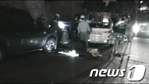 본문 이미지 - 29일 오전 4시38분께 부산 사하구 당리동 삼성타워 아파트 부근 도로에서 발생한 교통사고 현장. <부산소방본부 제공>© News1 