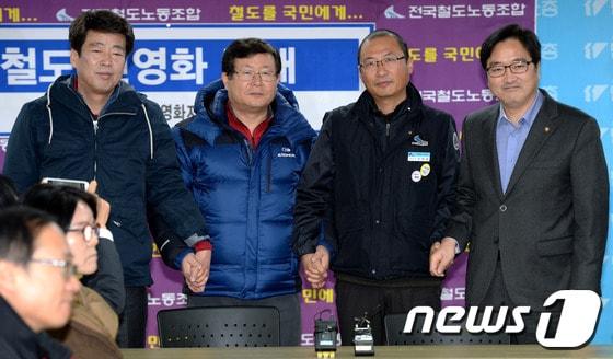 본문 이미지 - 김명환 전국철도노조 위원장이 29일 오전 서울 중구 민주노총을 찾은 민주당 국회 환경노동위원회와 을지로위원회 의원들을 만나 손을 맞잡고 있다. 왼쪽부터 신계륜 국회 환노위원장, 설훈 민주당 공공부문 민영화 저지 특별위원회 위원장, 김 위원장, 우원식 을지로위원장. 2013.12.29/뉴스1 © News1 박정호 기자