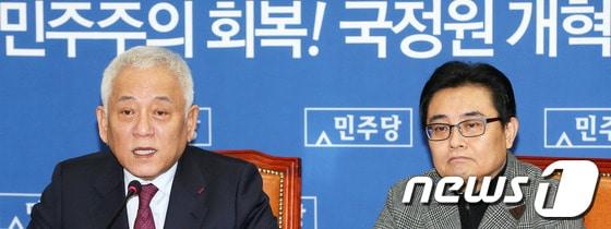 본문 이미지 - 국가정보원 개혁법안과 내년도 예산안 등 쟁점법안을 놓고 여야가 숨가쁜 줄다리기를 이어가고 있는 가운데 민주당 김한길 대표가 29일 오전 서울 여의도 국회에서 긴급 기자회견을 하고 있다.김 대표는 이 자리에서 