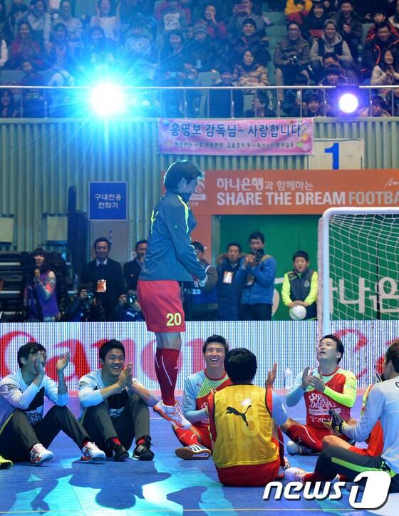 본문 이미지 - 29일 오후 서울 송파구 잠실실내체육관에서 열린 홍명보 자선축구대회 '하나은행과 함께하는 셰어 더 드림 풋볼 매치2013(SHARE THE DREAM FOOTBALL MATCH 2013)'에서 사랑팀 홍명보 감독이 빠빠빠 세리머니를 하고 있다. 2013.12.29/뉴스1 © News1   박철중 기자