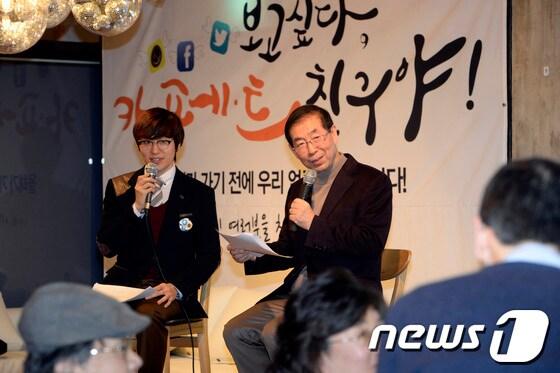 본문 이미지 - 박원순 서울시장이 29일 오후 서울 종로구 마이크 임팩트 스퀘어에서 열린 박 시장의 &#39;카·페·트&#40;카카오스토리, 페이스북, 트위터&#41;&#39; 팔로어&#40;친구&#41;들이 자발적으로 준비한 송년회에 참석해 시민들과 인사를 나누고 있다. 박 시장의 &#39;카·페·트&#39; 팔로어 수는 약 100만명 정도로 알려져 있다. 2013.12.29/뉴스1 © News1   민경석 기자