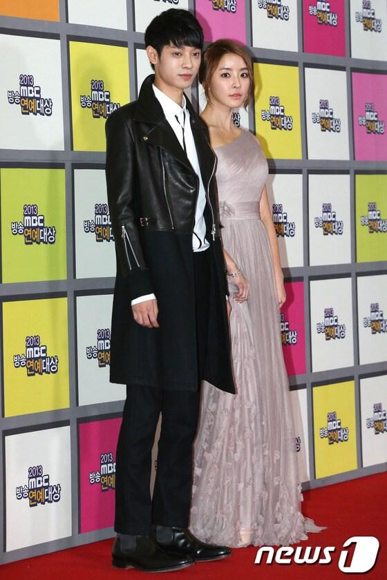 본문 이미지 - 8개월 간의 가상결혼을 종료하고 '우리결혼 했어요'에서 하차하는 가수 정준영(좌)과 배우 정유미 © News1 