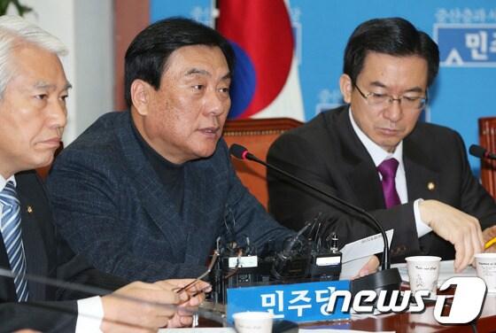 본문 이미지 - 민주당 박기춘 사무총장이 3일 오전 서울 여의도 국회에서 열린 원내대책회의에서 청와대 행정관의 채동욱 전 검찰총장 혼외자 의혹과 관련한 개인정보 조회 요청 사실과 관련해 발언하고 있다. 2013.12.3/뉴스1 © News1   오대일 기자