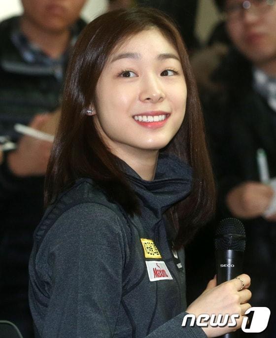 본문 이미지 - 피겨선수 김연아가 크로아티아 자그레브에서 열리는 &#39;골든 스핀 오브 자그레브&#39; 대회 출전 위해 3일 오전 인천국제공항을 통해 출국 전 기자회견을 갖고 있다.  김연아는 지난 9월 부상으로 &#39;그랑프리 시리즈&#39; 출전을 포기한 후 첫 복귀 무대로 &#39;골드 스핀 오브 자그레브&#39;에 출전해 내년 2월 러시아 소치 동계올림픽을 앞두고 마지막 실전 무대에서 경기 감각을 조율할 예정이다. 2013.12.3 머니투데이/뉴스1  © News1   