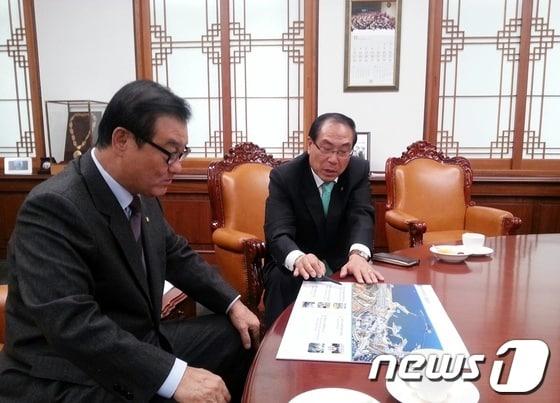 본문 이미지 - 김영규 여수시의회 의원이 강창희 국회의장을 만나 여수엑스포 사후활용 방안에 대해 설명하고 있다. © News1 