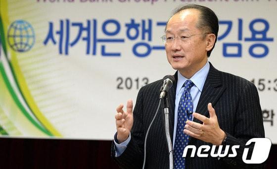 본문 이미지 - 김용 세계은행 총재가 3일 오후 서울 용산구 용강중학교를 방문해 특별강연을 하고 있다. 2013.12.03/뉴스1 © News1   박세연 기자