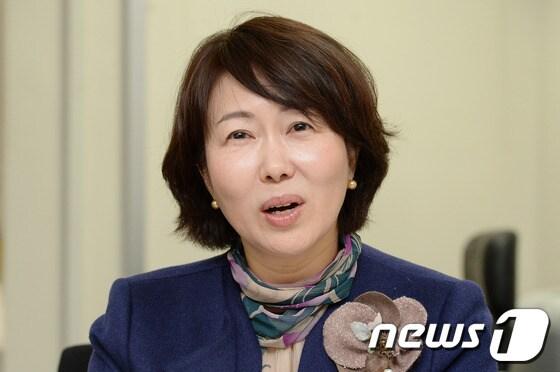 본문 이미지 - 김성숙 한국교육과정평가원 교육평가본부장이 3일 서울 세종로 정부종합청사에서 만15세 대상의 국제 학업성취도평가(PISA 2012) 결과를 발표하고 있다. 뉴스1 © News1 박세연 기자