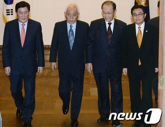 본문 이미지 - 새누리당 황우여 대표, 최경환 원내대표와 민주당 김한길 대표, 전병헌 원내대표가 3일 오후 서울 여의도 국회 의장접견실에서 정국 정상화를 위한 3차 4자회담을 마친 뒤 회담장을 나서고 있다. 여야 지도부는 이 자리에서 국가정보원 개혁 특위를 설치해 연내에 국정원 개혁입법을 마무리하기로 합의하는 등 진통 끝에 정국 정상화의 물꼬를 텄다. 2013.12.3/뉴스1 © News1 손형주 기자