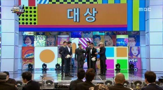 본문 이미지 - MBC 일요 예능프로그램 '일밤-아빠! 어디가?'가 29일 저녁 8시45분 서울 영등포구 여의도 MBC에서 열린 '2013 MBC 방송연예대상'에서 대상의 영광을 안았다(MBC 제공). © News1   유기림 기자