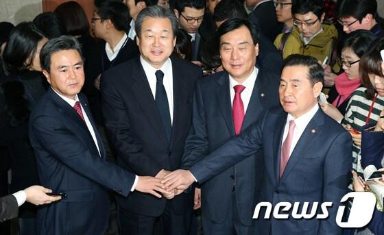 본문 이미지 - 국회 국토교통위원회 소속 여야 의원들이 30일 국회 정론관에서 철도파업 사태 해결을 위한 여야 합의사항을 발표한 뒤 손을 맞잡아 보이고 있다. (왼쪽부터) 새누리당 김태흠·김무성 의원, 민주당 박기춘·이윤석 간사. 2013.12.30/뉴스1 © News1 오대일 기자