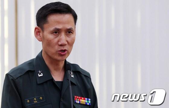 본문 이미지 - 국방부 유무봉 국제정책차장이 30일 오전 서울 여의도 국회 외교통일위원회에서 열린 전체회의에 출석해 의원들의 남수단 한빛부대가 일본 자위대로부터 탄약을 제공받은 것과 관련한 질의에 답하고 있다. 2013.12.30/뉴스1 © News1 허경 기자