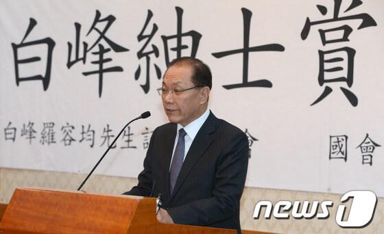 본문 이미지 - 황우여 새누리당 대표가 지난 12월30일 서울 여의도 국회 귀빈식당에서 열린 제15회 백봉신사상 시상식에서 시상 소감을 말하고 있다. © News1   송원영 기자