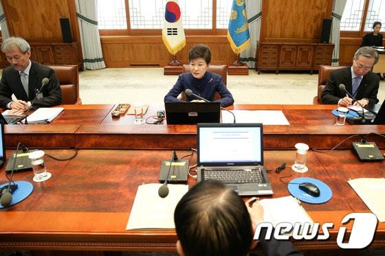 본문 이미지 - 박근혜 대통령이 지난 12월 30일 오전 청와대에서 수석비서관회의를 주재, 모두발언을 하고 있다. (청와대 제공) 2013.12.30/뉴스1 © News1   박철중 기자 