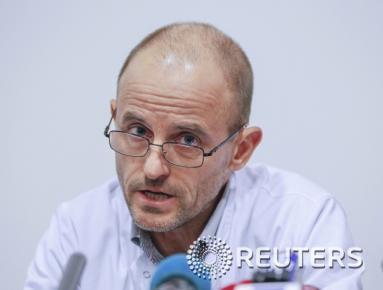 본문 이미지 - 장 프랑수아 페이앵 그로노블 대학병원 의사가 슈마허 사고와 관련해 열린 기자회견에서 질문에 대답하고 있다. ©로이터=뉴스1  