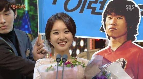 본문 이미지 - 김민지 SBS 아나운서가 30일 저녁 8시55분 서울 마포구 상암동 SBS프리즘타워에서 열린 &#39;2013 SBS 연예대상&#39;에서 아나운서상을 받고 소감을 밝히고 있다&#40;SBS 제공&#41;. © News1  