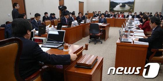 본문 이미지 - 농림축산식품해양수산위원회 전체회의 2013.12.30/뉴스1 © News1 송원영 기자