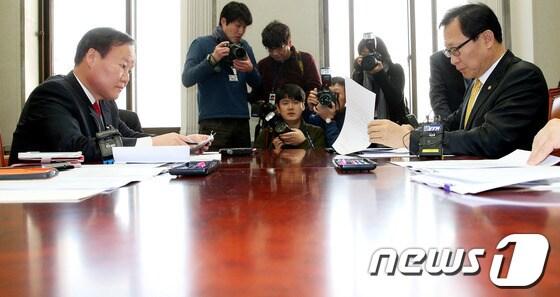 본문 이미지 - 국가정보원 개혁안 협상 타결이 임박한 31일 오전 국정원 개혁특위 김재원, 문병호 여야 간사가 서울 여의도 국회에서 열린 최종 협의에서 최종 합의사항을 조율하고 있다. 2013.12.31/뉴스1 © News1 오대일 기자
