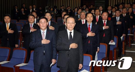 본문 이미지 - 새누리당 황우여 대표와 최경환 원내대표 등 의원들이 31일 오전 서울 여의도 국회에서 열린 의원총회에서 국민의례를 하고 있다. 2013.12.31/뉴스1 © News1 허경 기자