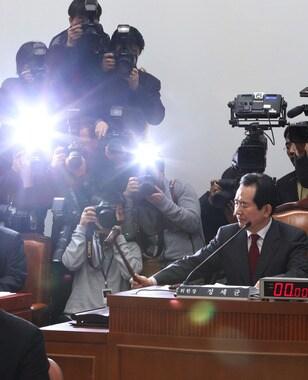 본문 이미지 - 정세균 국회 국정원개혁특위 위원장이 31일 서울 여의도 국회에서 열린 국정원개혁특별위원회 전체회의에서 의사봉을 두드리며 안건을 상정하고 있다. 여야는 이날 정보관&#40;IO&#41;의 불법적인 기관 출입 폐지와 사이버심리전단을 통한 정치관여 금지를 골자로 하는 국가정보원 개혁안 법제화에 합의했다. 2013.12.31/뉴스1 © News1   송원영 기자