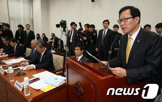 본문 이미지 - 문병호 민주당 국정원개혁특위 간사가 31일 서울 여의도 국회에서 열린 국정원개혁특별위원회 전체회의에서 제안설명을 하고 있다. 2013.12.31/뉴스1 © News1   송원영 기자