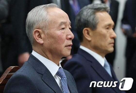 본문 이미지 - 남재준 국가정보원장이 31일 서울 여의도 국회에서 열린 국정원개혁특별위원회 전체회의에 출석해 의원들의 발언을 듣고 있다. 2013.12.31/뉴스1 © News1   송원영 기자