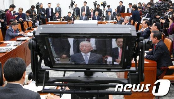 본문 이미지 - 지난해 12월 31일 국회에서 열린 국가정보원 등 국가기관의 정치적 중립성 강화를 위한 제도개선 특별위원회 전체회의에서 남재준 국정원장이 의원들의 공방을 지켜보고 있다. 2013.12.31/뉴스1 © News1 오대일 기자
