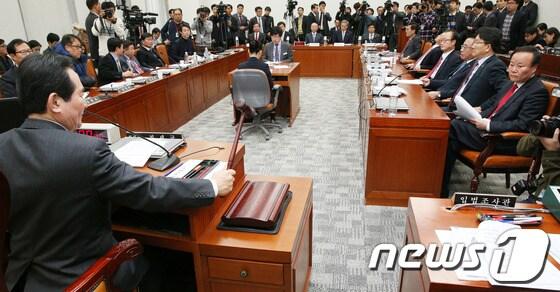 본문 이미지 - 31일 오전 서울 여의도 국회에서 열린 국가정보원 등 국가기관의 정치적 중립성 강화를 위한 제도개선 특별위원회 전체회의에서 정세균 위원장이 의사봉을 두드리고 있다.국정원 개혁안에는 국회 정보위 전임 상임위화, 국정원 정보관(IO)의 정부기관 상시출입 금지 법에 명시, 사이버심리전 활동 처벌 명문화 등이 담겨 있다. 2013.12.31/뉴스1 © News1 오대일 기자
