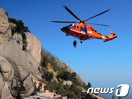 본문 이미지 - 강원도소방본부는 도 특수구조단 소방항공대가 올해 항송안전관리 전국 우수기관으로 선정됐다고 31일 밝혔다.(사진제공=강원도소방본부) 2013.12.31/뉴스1 © News1  