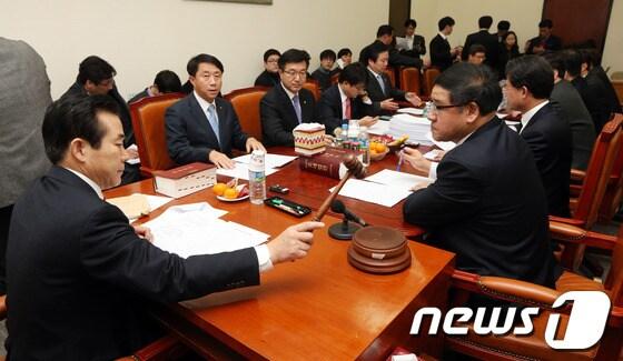 본문 이미지 - 31일 오후 서울 여의도 국회 기획재정위원회에서 열린 조세소위원회에서 나성린 소위원장이 의사봉을 두르리며 안건을 상정하고 있다. 2013.12.31/뉴스1 © News1 허경 기자