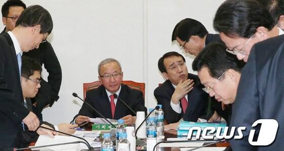 본문 이미지 - 현오석 경제부총리 겸 기획재정부 장관과 이석준 차관이 31일 저녁 서울 여의도 국회에서 열린 기획재정위원회 예산안조정소위에서 대화를 나누고 있다. 2013.12.31/뉴스1 © News1   오대일 기자