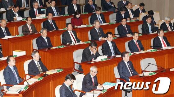 본문 이미지 - 31일 밤 서울 여의도 국회에서 열린 예산결산특별위원회 전체회의에서 현오석 경제부총리 겸 기획재정부 장관을 비롯한 국무위원들이 새해 예산안과 관련한 의원들의 발언을 경청하고 있다. 2013.12.31/뉴스1 © News1 오대일 기자