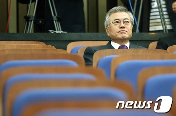 본문 이미지 - 여야가 국회 정상화에 전격 합의한 가운데 민주당 문재인 의원이 4일 오전 서울 여의도 국회에서 열린 의원총회에 참석해 생각에 잠겨 있다. 2013.12.4/뉴스1 © News1   오대일 기자