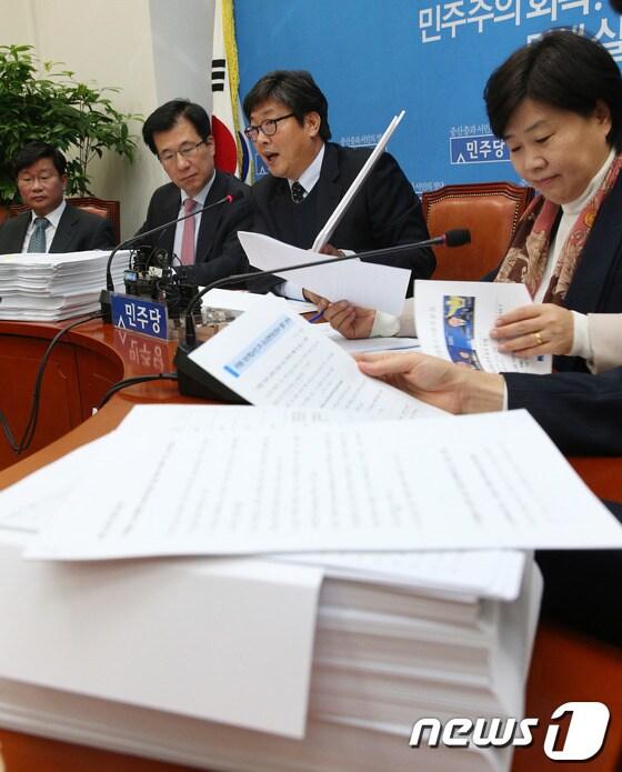 본문 이미지 - 국회 법사위 소속 야당 의원들이 4일 오전 서울 여의도 국회에서 기자회견을 열고 국정원 직원들이 유포한 121만여건의 정치ㆍ대선 관련 트윗글 분석 결과를 공개하고 있다. 야당 의원들은 이 자리에서 