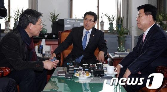 본문 이미지 - 여야 합의로 정기국회 의사일정이 정상화된 4일 오후 서울 여의도 국회 예산결산 위원장실에서 이군현 위원장(가운데)과 여야 간사인 새누리당 김광림 의원(오른쪽), 민주당 최재천 의원이 의사일정을 논의하고 있다. 2013.12.4/뉴스1 © News1   허경 기자