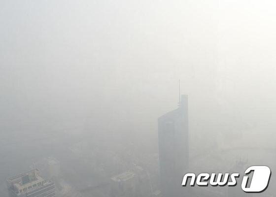 본문 이미지 - 4일 스모그에 휩싸인 중국 난징시. 사진 출처는 중국신문망 © 뉴스1 
