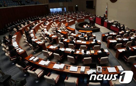 본문 이미지 - 여야 합의로 정기국회 의사일정이 정상화된 4일 오후 서울 여의도 국회에서 예산결산특별위원회 전체회의가 열리고 있다. 2013.12.4/뉴스1 © News1   허경 기자