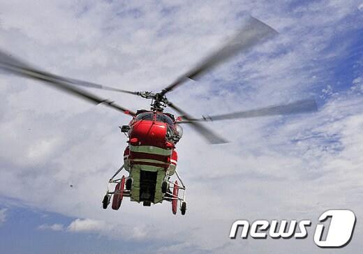본문 이미지 - 경기도가 현재 보유중인 노후 소방헬기 2대(까모프,  더어핀)를 2025년말까지 다목적 중형 소방헬기로 교체한다. 사진은 경기도가 보유한 까모프 헬기와 같은 기종/사진=극지연구소ⓒ News1