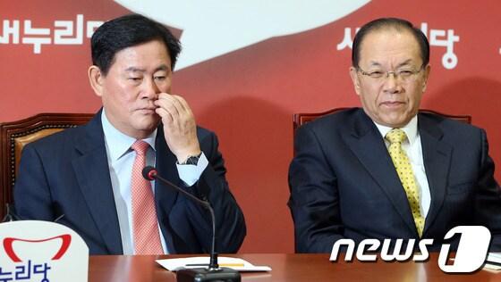 본문 이미지 - 황우여 새누리당 대표와 최경환 원내대표가 5일 서울 여의도 국회에서 열린 최고위원회의에서 생각에 잠겨 있다.황 대표는 이날 회의에서 국가정보원 개혁 방향과 관련, 