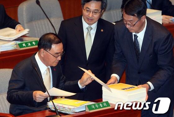 본문 이미지 - 정홍원 국무총리가 5일 오전 서울 여의도 국회에서 열린 예산결산특별위원회 전체회의에서 자료를 보고 있다. 2013.12.5/뉴스1 © News1 허경 기자