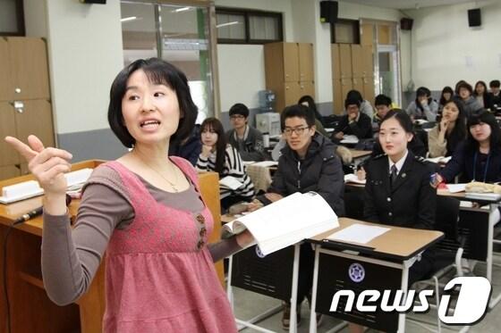 본문 이미지 - 매일 오전 8시30분 시작하는 &#39;0교시 어학 특강&#39;을 듣고 있는 구미대 학생들/사진제공=구미대학교© News1 