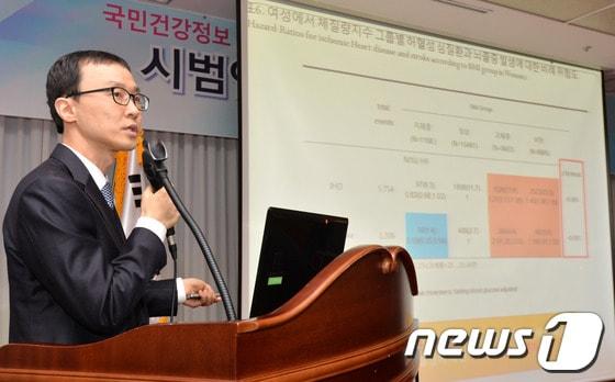 본문 이미지 - 국민건강보험공단 일산병원 박영민 전문의가 5일 오전 서울 마포구 국민건강보험공단 강당에서 열린 건강보험공단 표본코호트DB를 활용한 2013년 시범연구 결과발표 학술 심포지엄에서 '국가검진 상에서 체질량지수의 단기 변화에 따른 심혈관질환 발생의 차이' 연구결과를 발표하고 있다. © News1 박세연 기자