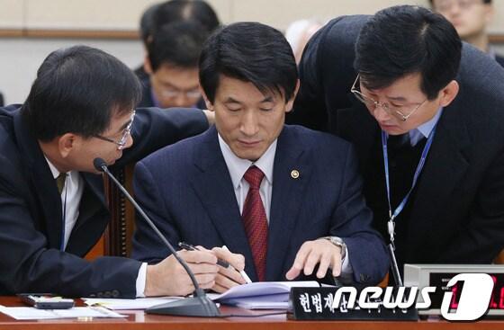본문 이미지 - 김용헌 헌법재판소 사무처장이 5일 오전 서울 여의도 국회에서 열린 법제사법위원회 전체회의에서 직원들과 함께 자료를 살펴보고 있다. 2013.12.5/뉴스1 © News1   송원영 기자