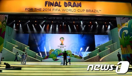 본문 이미지 - 2014 브라질 월드컵 조 추첨을 앞두고 브라질 바이아주 코스타 도 사우이페에 무대가 꾸며지고 있다.© AFP=News1   