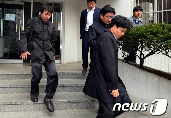 본문 이미지 - 서울중앙지검 수사관들이 5일 오후 서울 강남구 도곡동 한 아파트 단지에서 채동욱 전 검찰총장의 혼외아들로 지목된 채모군의 가족부 불법 유출에 개입한 의혹을 받는 안전행정부 소속 공무원 김모씨의 자택에 대한 압수수색을 마친 뒤 아파트를 나오고 있다. © News1 민경석 기자