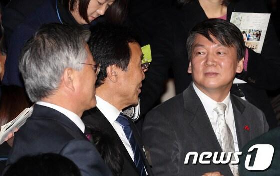 본문 이미지 - 민주당 손학규 상임고문&#40;가운데&#41;과 문재인 의원, 안철수 무소속 의원&#40;오른쪽&#41;이 5일 오후 서울 여의도 63빌딩에서 열린 김대중 전 대통령 노벨평화상 수상 13주년 기념 특별강연 및 만찬에서 대화를 나누고 있다. 2013.12.5/뉴스1 © News1   허경 기자