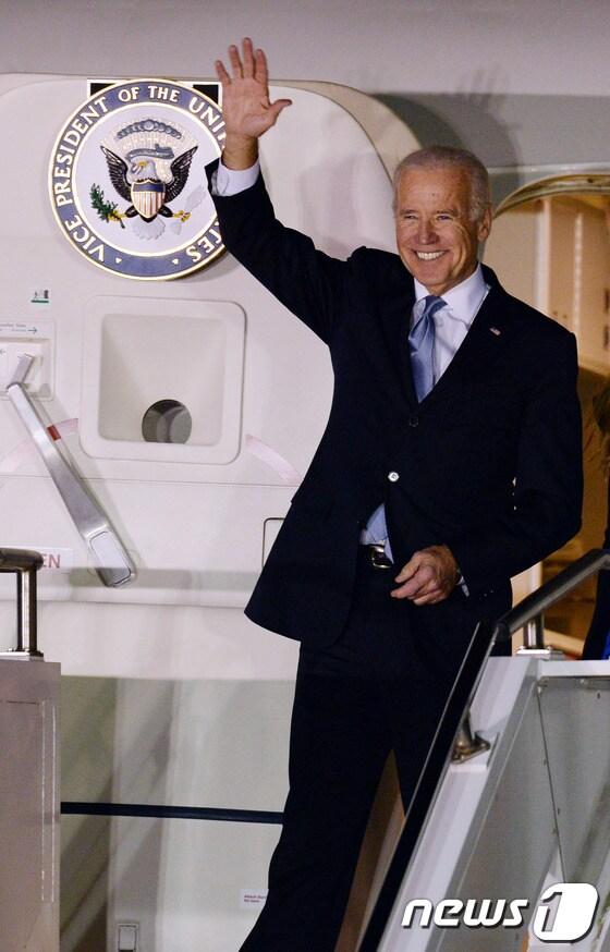본문 이미지 - 동북아 3국 순방에 나선 조 바이든 미국 부통령이 한국 방문을 위해 5일 경기 평택시 오산 미 공군기지를 통해 도착해 손을 흔들어 인사하고 있다.바이든 부통령은 방한 기간 동안 박근혜 대통령을 만나 방공식별 구역 문제를 비롯한 역내 안보 현안을 논의할 예정이다. 2013.12.5/뉴스1 © News1   양동욱 기자