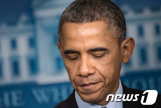 본문 이미지 - 버락 오바마 미국 대통령은 5일&#40;현지시간&#41; 넬슨 만델라 전 남아공 대통령 타계와 관련해 성명을 발표했다. ©AFP=뉴스1 